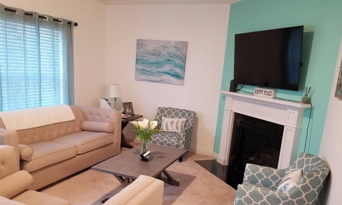 South Norfolk House | Cozy New Build on a private street near the downtown Norfolk and Greenbrier.