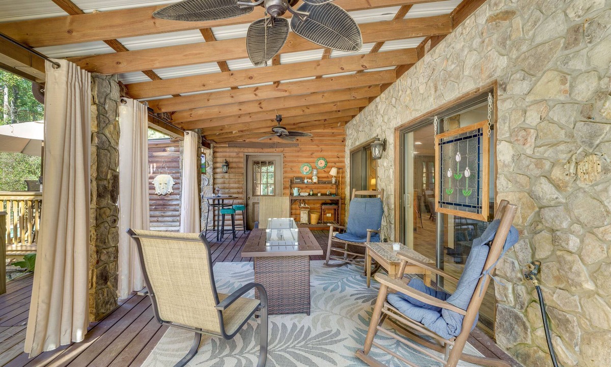 Hickory House | Cozy, Pet-Friendly Retreat in Hickory w/Fire Pit!