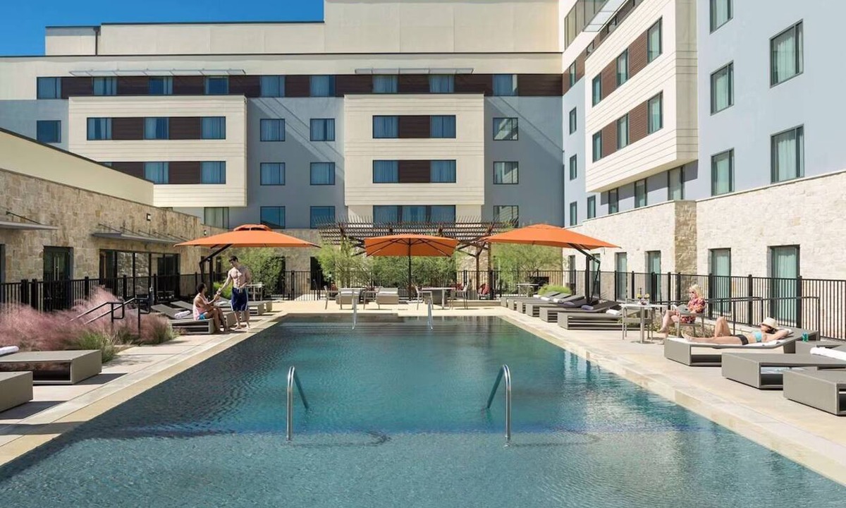 Bee Cave Hotel | Cozy Room w/Outdoor Pool, Complimentary Parking, & Convenient Dining