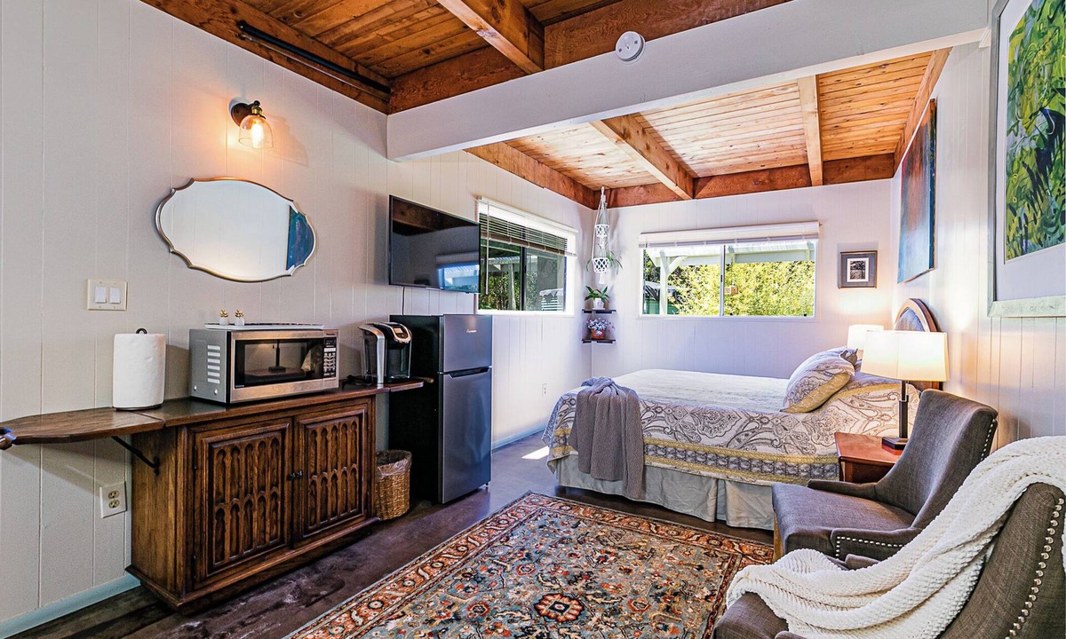 Volcano House | Cozy stay just 5 minute drive to Volcano National Park, Winery and Golf!