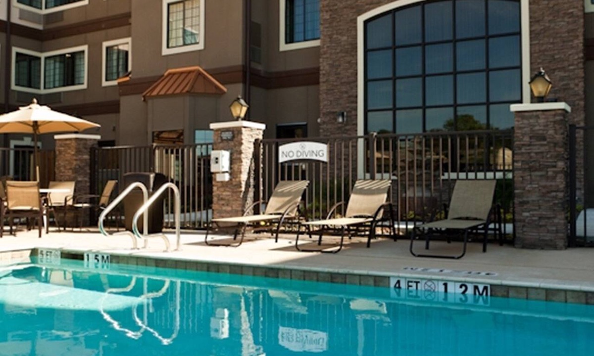 Aldine Apartment | Cozy Studio | Free Breakfast + Outdoor Pool
