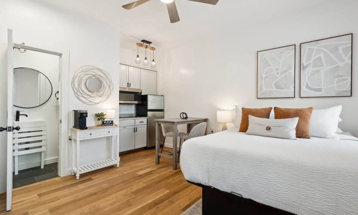 Cannonborough Elliotborough Apartment | Cozy Studio in the Center of Downtown Charleston!