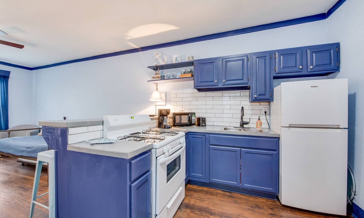 Junius Heights Apartment | Cozy Studio Retreat A: Love Nest with a City Beat!
