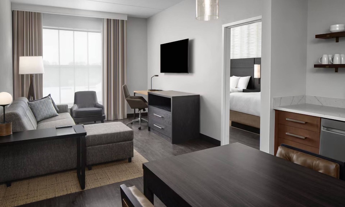 Isle of Palms Hotel | Cozy Suite w/Kitchen, Heated Pool, & Free Shuttle to Mayo Clinic – Free Parking