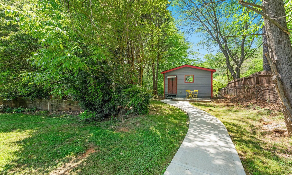 Lawrenceville Cabin | Cozy Tiny Home - Private Guest House near Gas South Arena - Perfect for couples