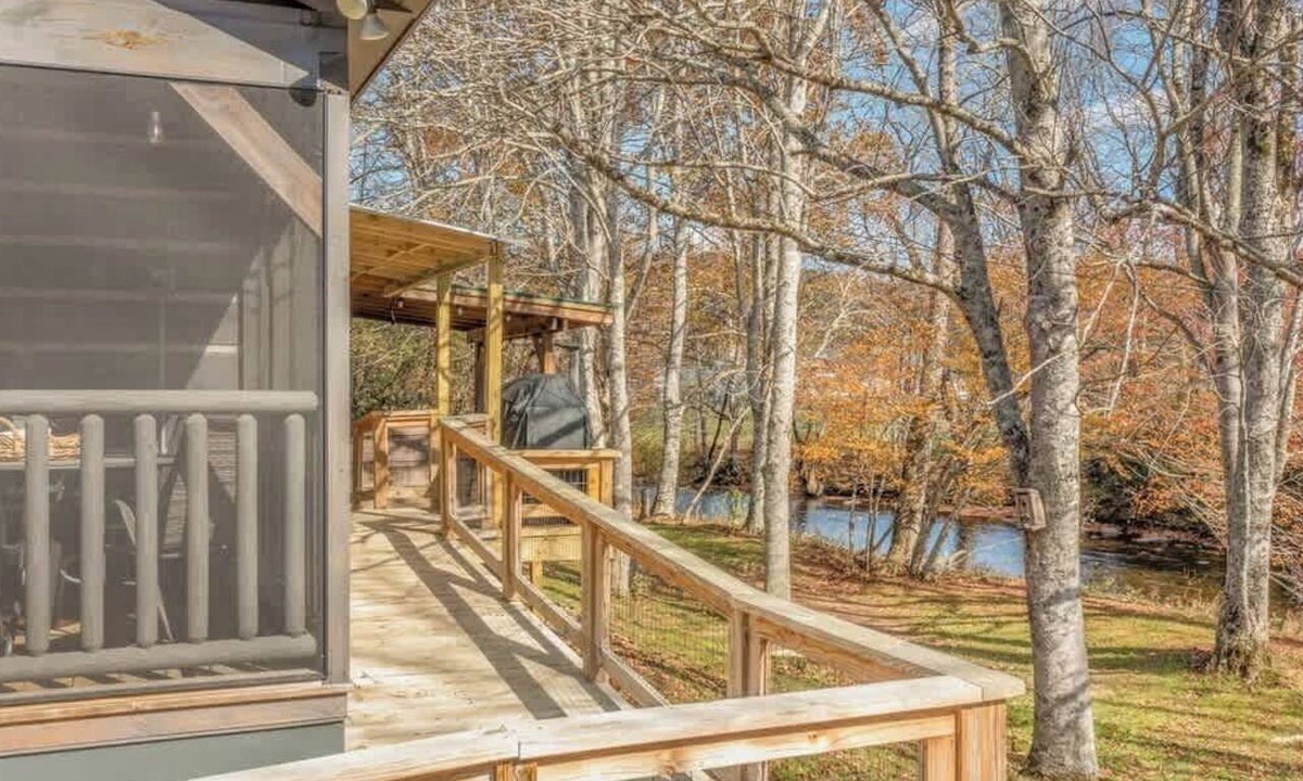 Altamont Cabin | Cozy Tiny Home with HotTub and River View