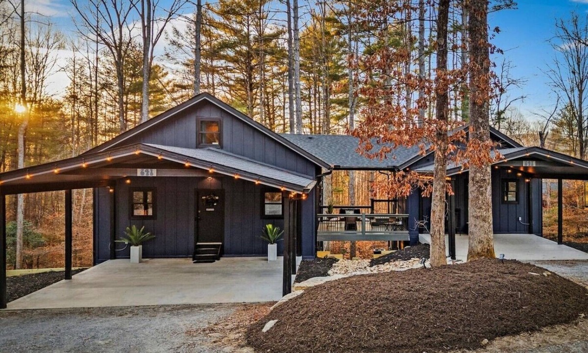 Horse Shoe Cabin | Cozy Villa for 12 with Hot Tub Game Room