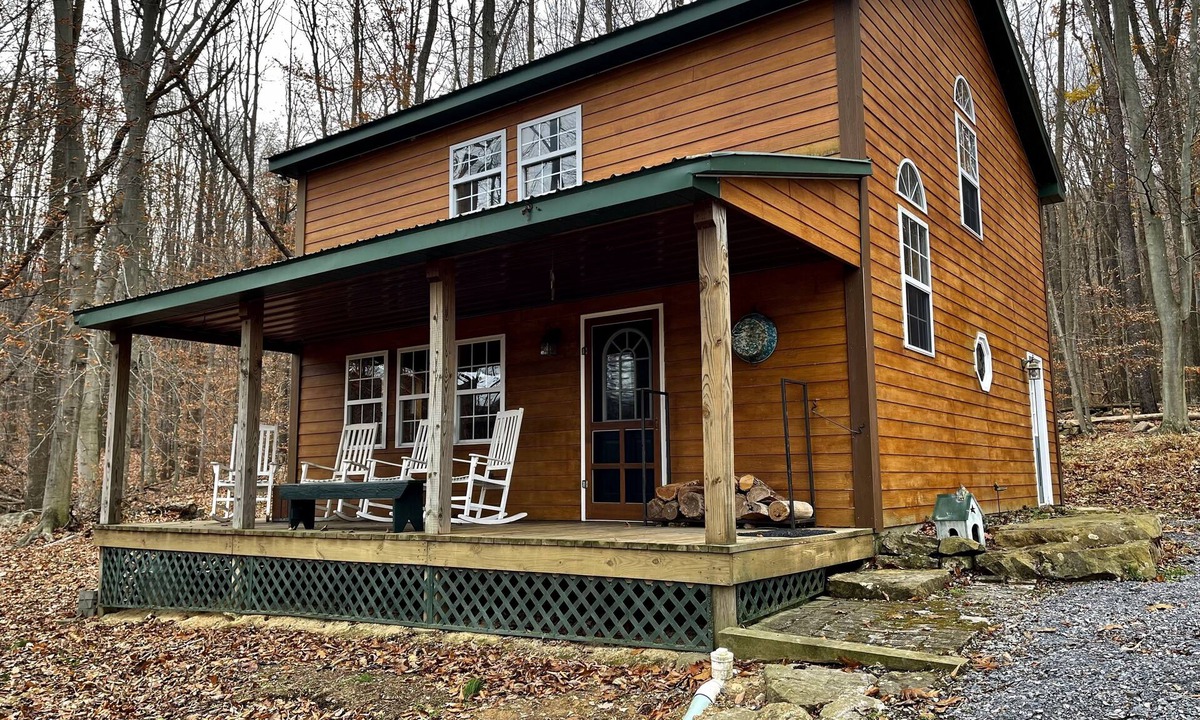 Loysburg Cabin | Creekside Cabin Vacation Rental