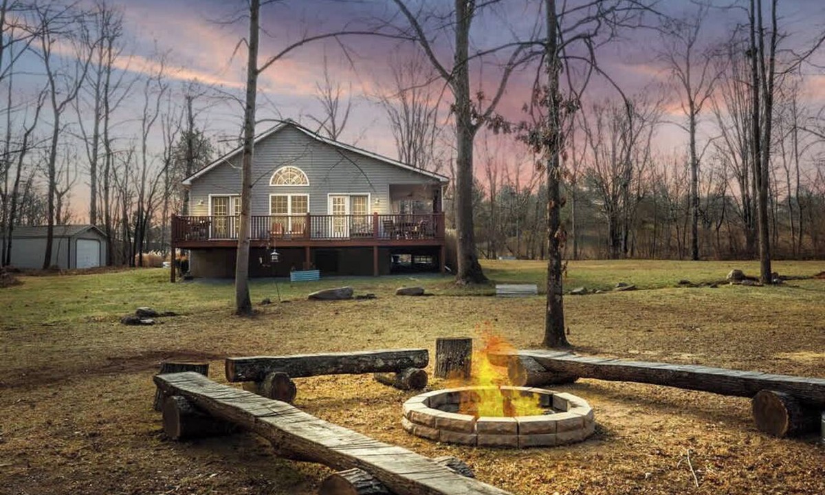 Berkeley Springs House | Creekside Mariposa Cottage · Hot Tub & Fire Pit