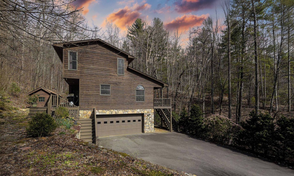 Asheville Cabin | Creekside Mountain by AvantStay | Private Sauna