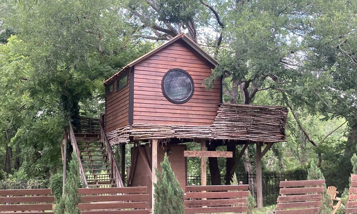Willis Cabin | Creekside Texas Tree House Rental on Lake Conroe