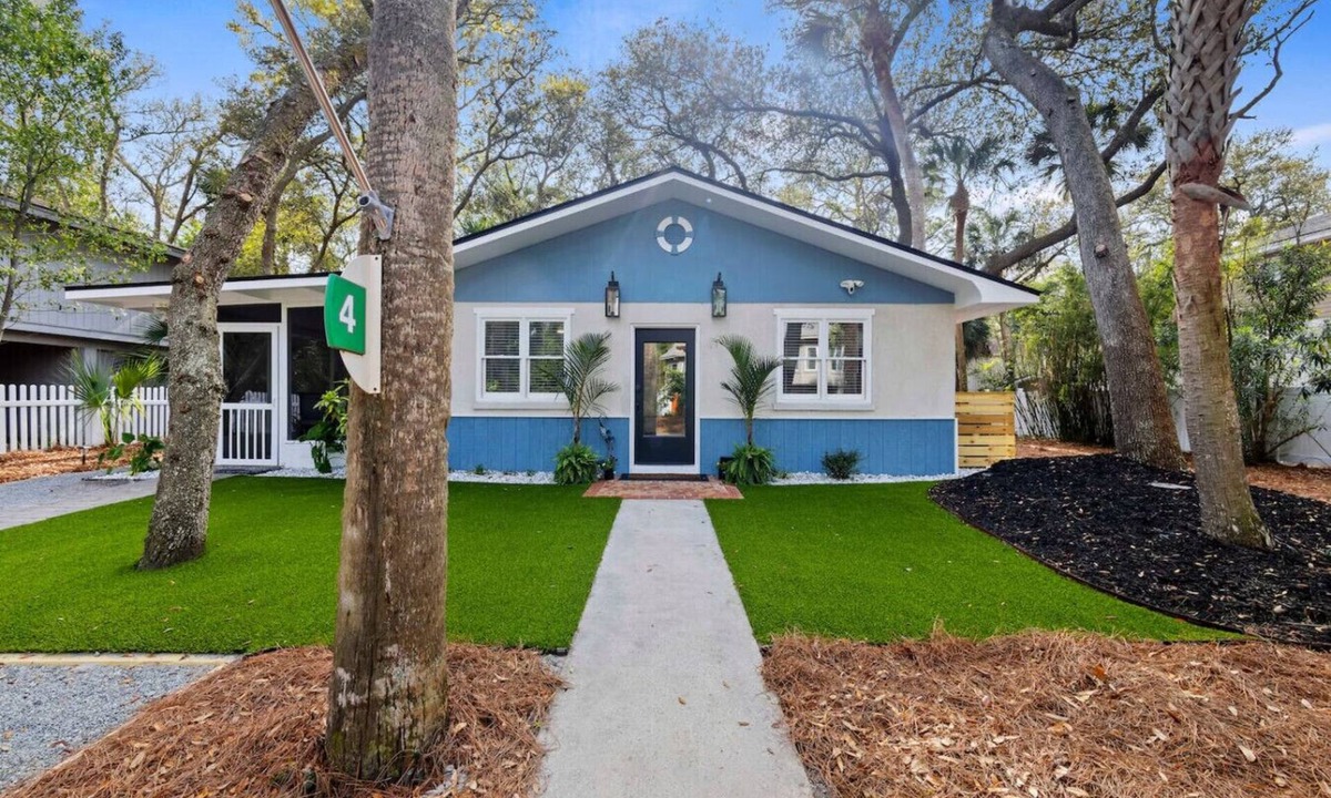North Forest Beach House | Curlew Cottage steps to sand & shops. NFL Ticket!