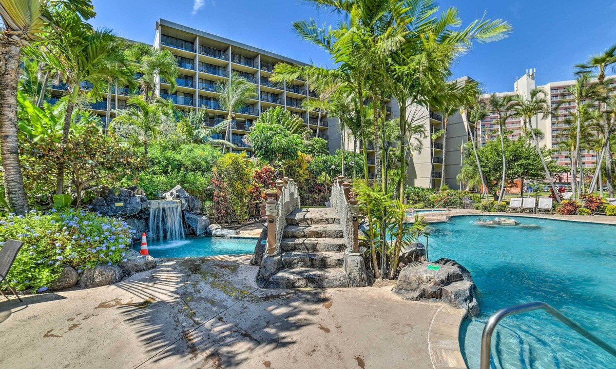 Honokowai Apartment | Cute Beachfront Condo w/Lanai & Resort Pools