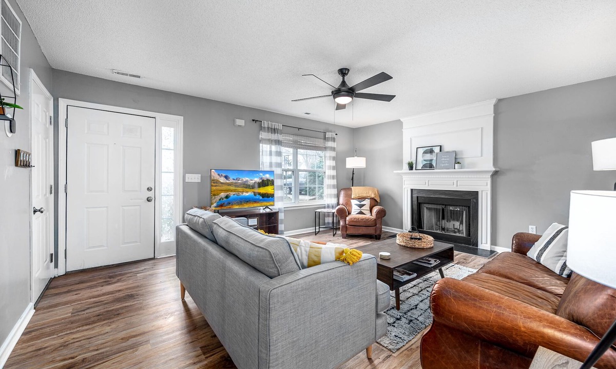 Durham House | Cute, Cozy, Comfy pet friendly 4 Bedroom with Fenced yard!