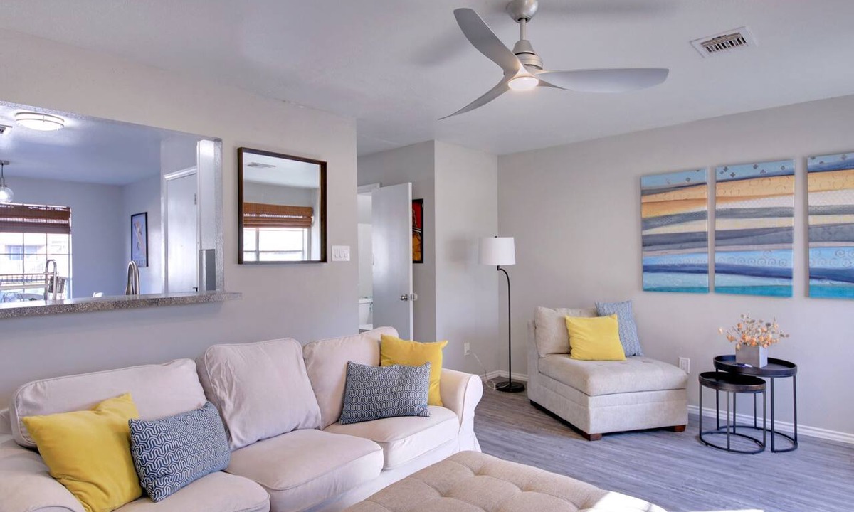 Pleasant Valley Condo | Cute Riverside Townhome close to DT, the Airport, and everything else Austin!