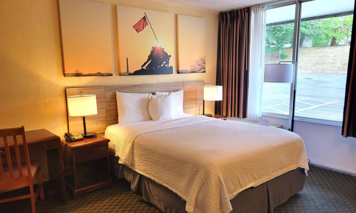 Huntington Hotel | Days Inn by Wyndham Alexandria South