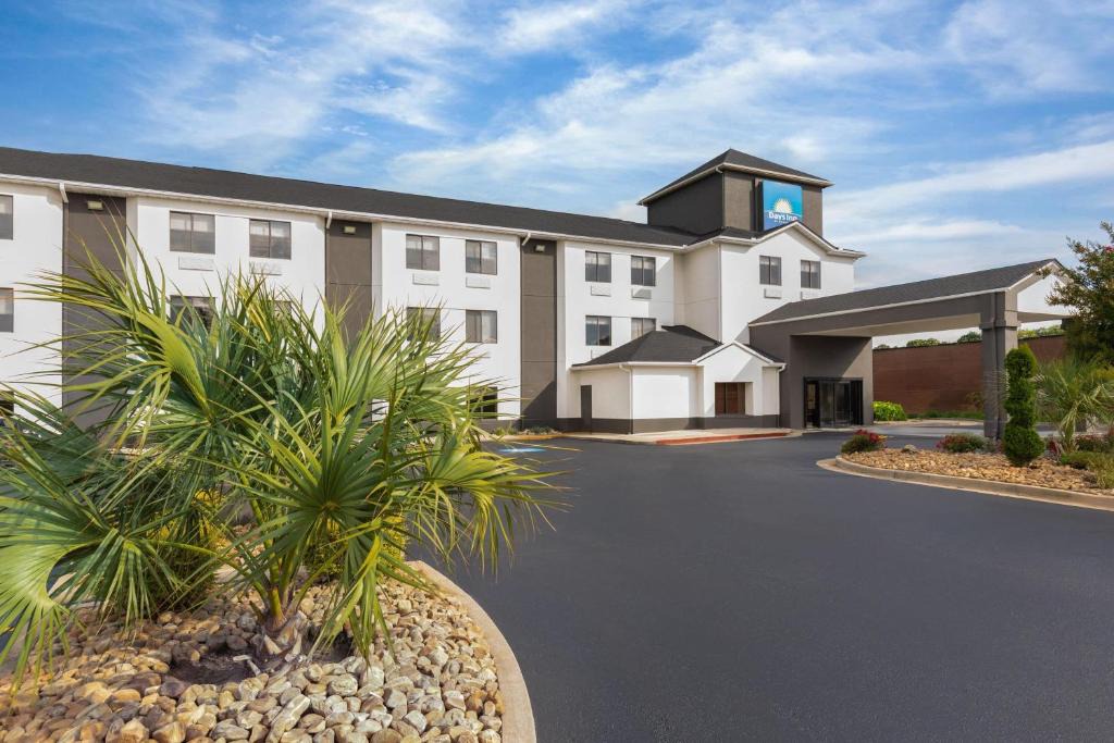 McDonough Hotel | Days Inn by Wyndham McDonough