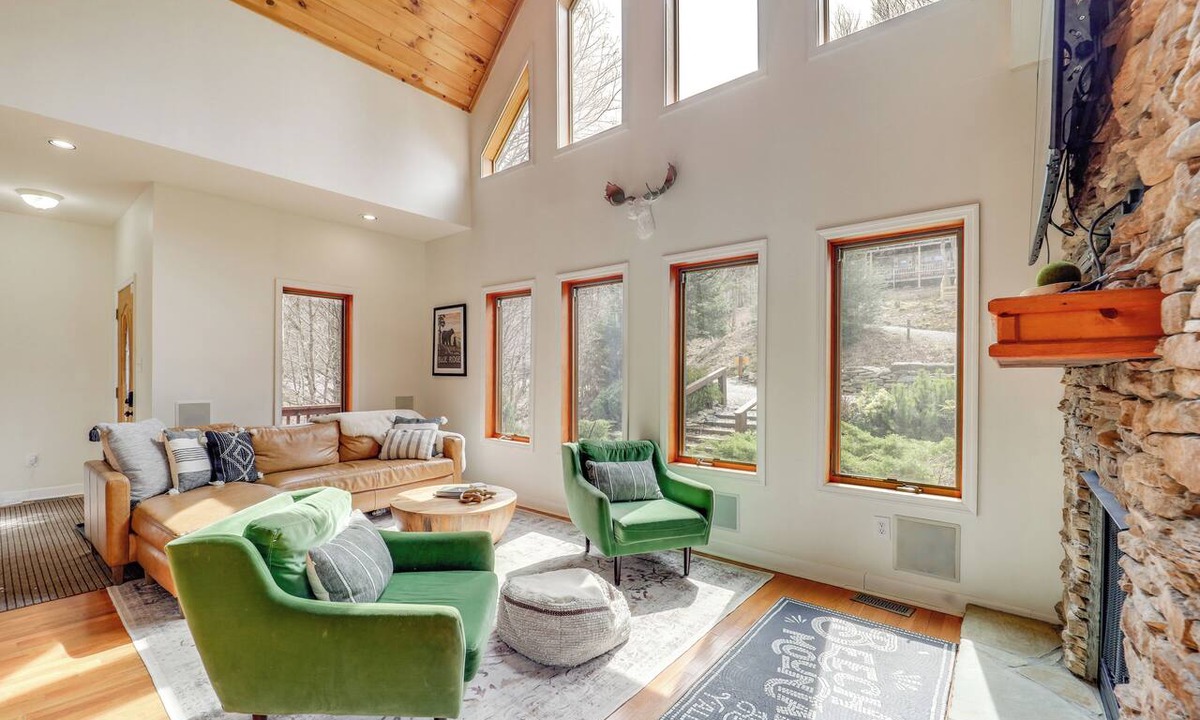 Beech Mountain Cottage | Deck + Scenic Views: Beech Mountain Cabin