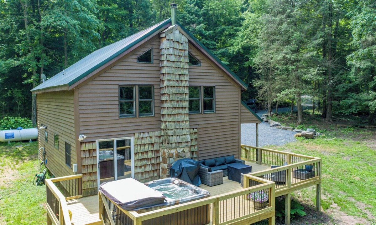 Accident Cabin | Deep Creek Cabin with Hot Tub + Fire Pit