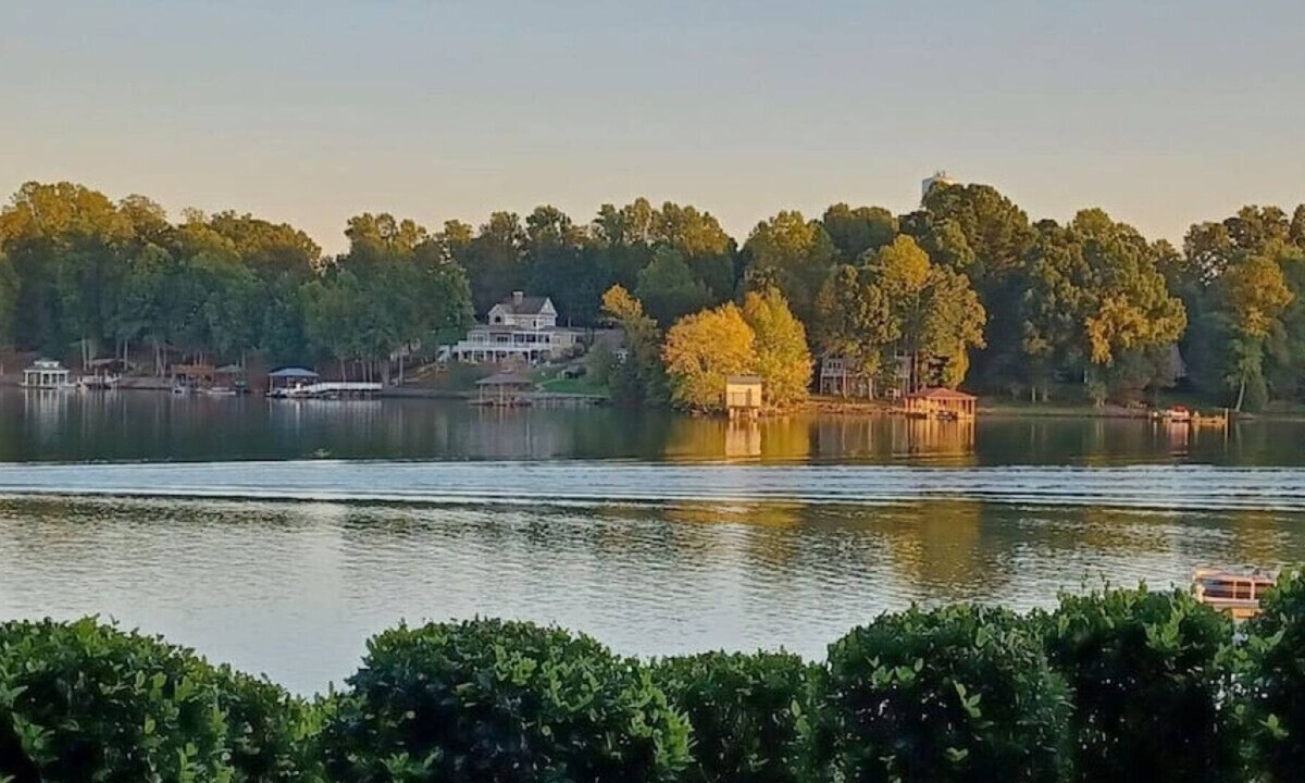 Mount Mourne Apartment | Deepwater Terrace-Beautiful 3-bedroom condo with lake views!