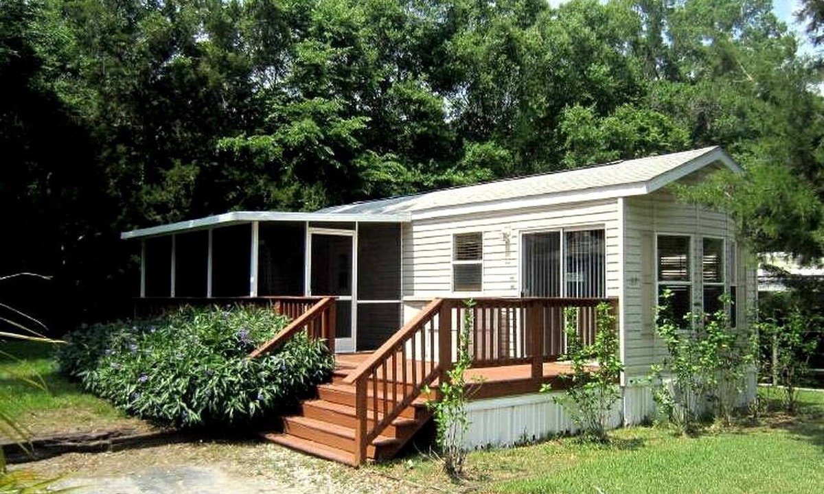 Inverness Cottage | Delightful Cabin with Private Deck in Inverness, Florida