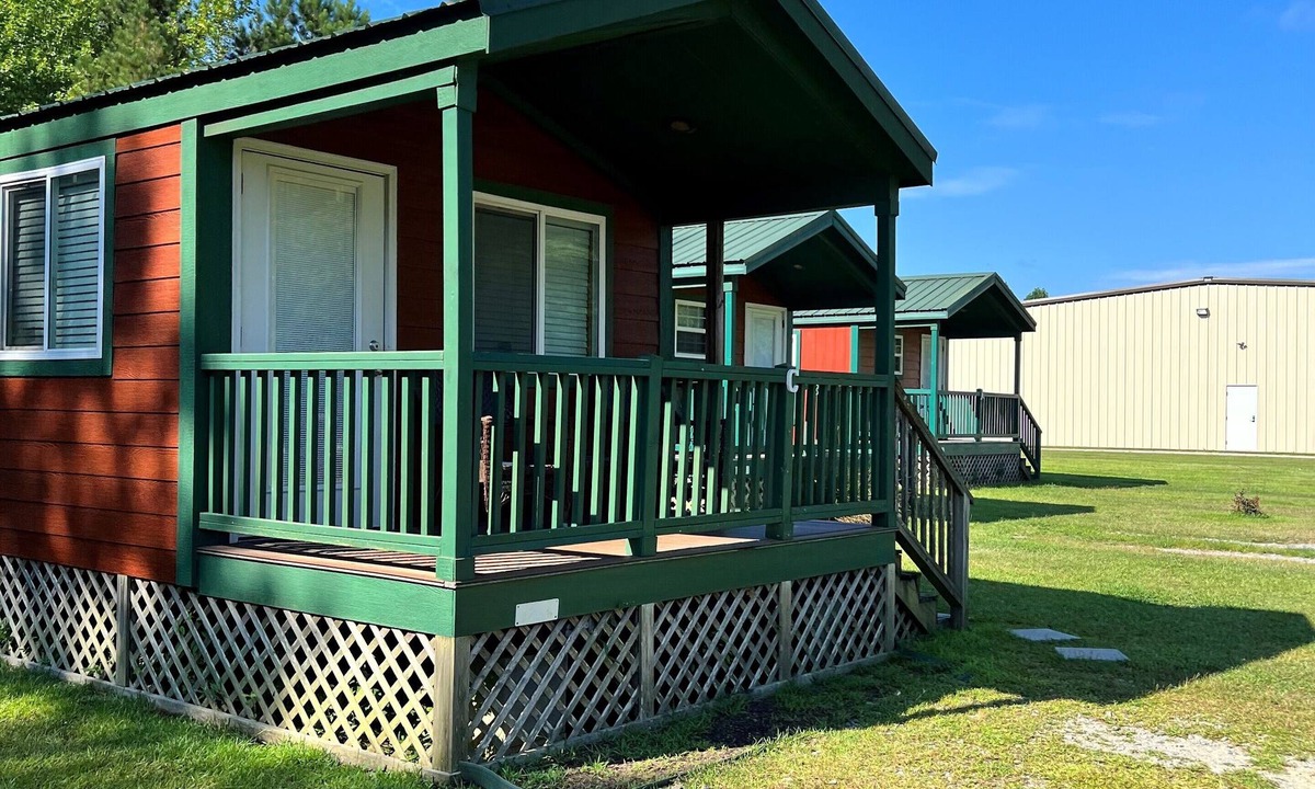 Chocowinity Cabin | Deluxe Creekside Cabin nearby Blount's Creek!