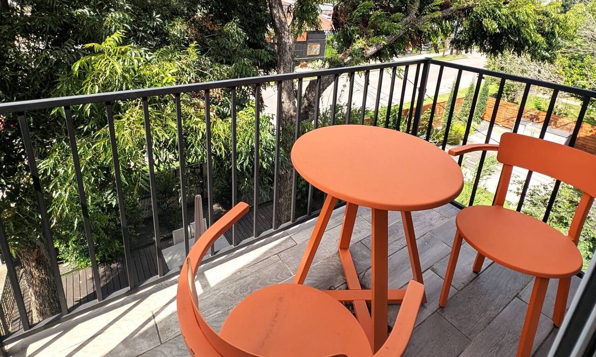 Holly House | Designer Eastside Austin Oasis - Chef's Kitchen & Private Yard with BBQ near Downtown