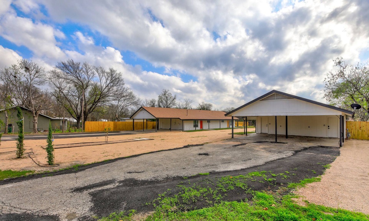 North Austin Civic Association House | Designer Industrial Home Office in 1 Acre Land 5min→Domain