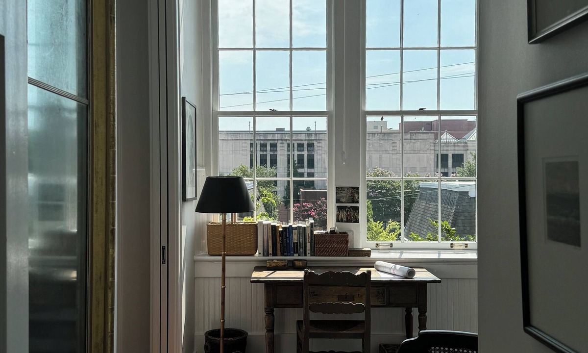 Harleston Village Apartment | Designer's Historic Downtown Pied a Terre near Broad. Private Parking 30-day min