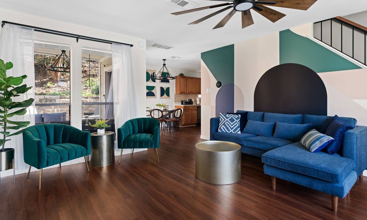 Austin House | Designer townhome NW Austin, Domain-walk to HEB/Starbucks, coffee bar, fire pit!