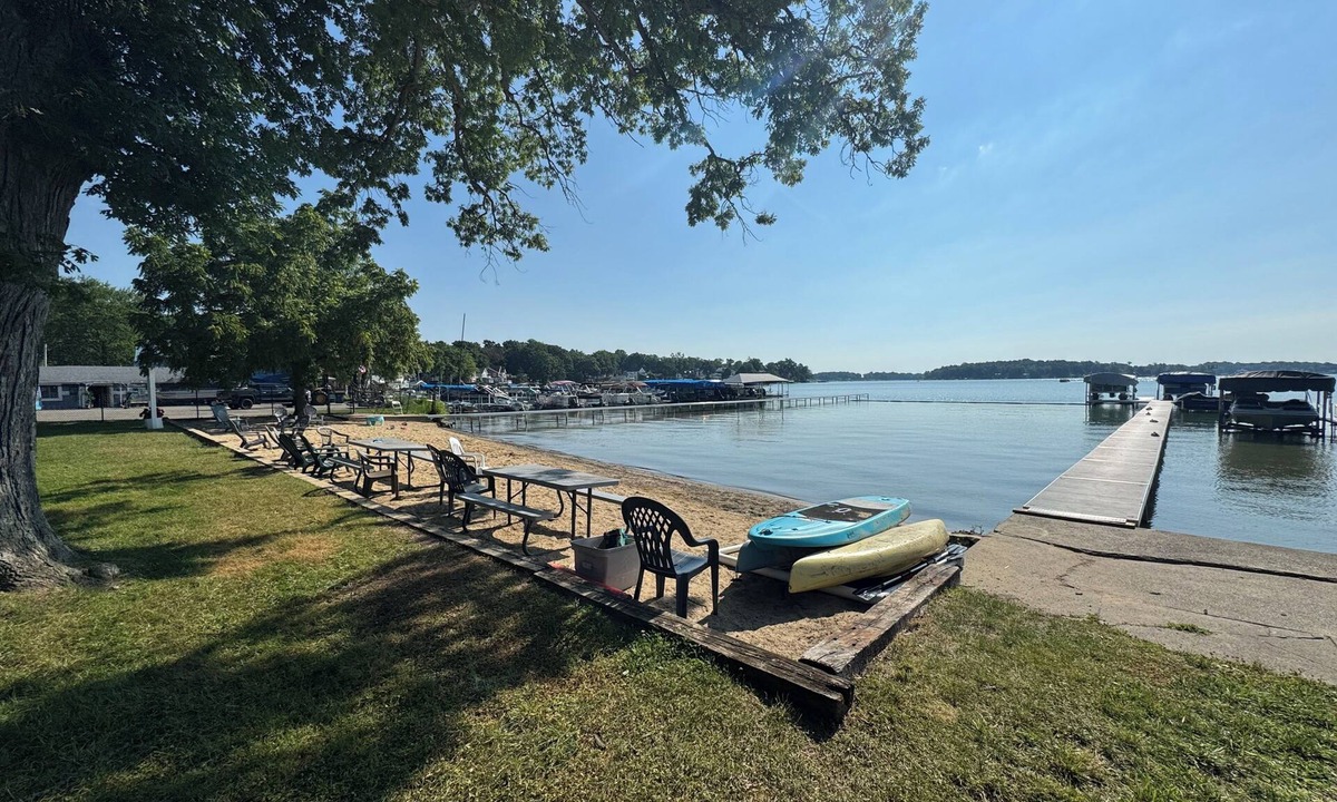 Cassopolis House | Diamond Lake Hideaway
