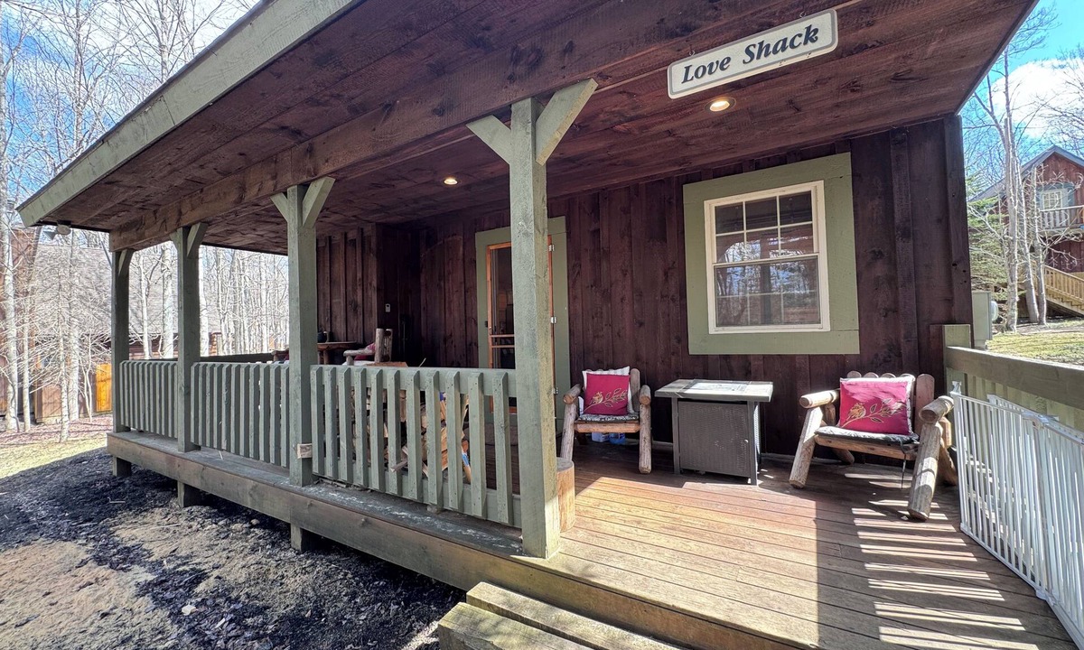 Thayerville Ski Chalet | Dizzy's Den-5 minute walk to lake access-rentals-formerly the "Love Shack"
