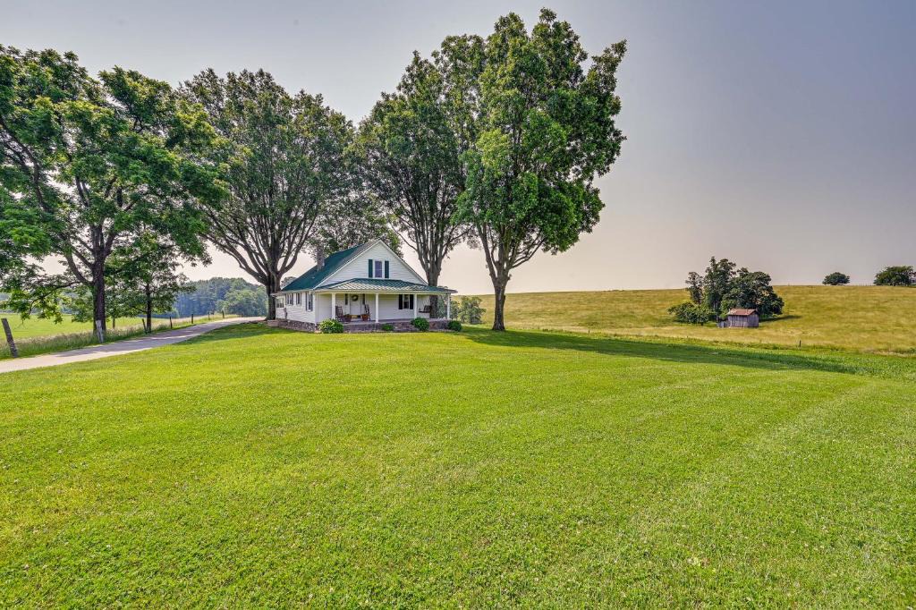 Elkin House | Dobson Farmhouse w/Scenic Porch - Near Vineyards!