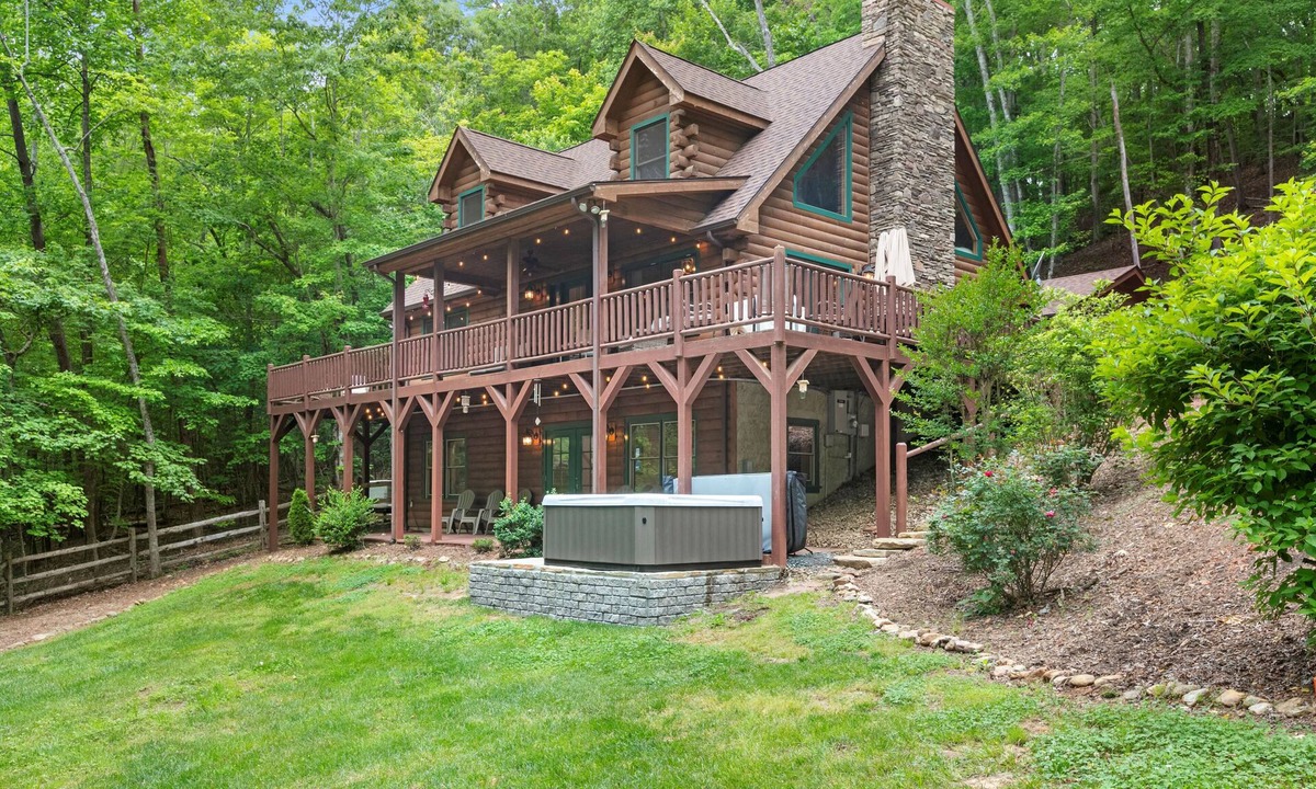 Lake Lure Cabin | Dog friendly cabin in Lake Lure sleeps 10!
