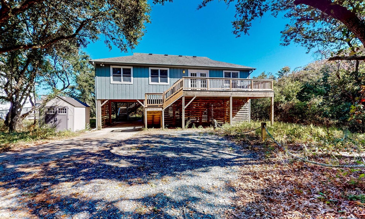 Sea Scape House | Dog-friendly coastal home with balcony, open layout, wood finishes, & AC