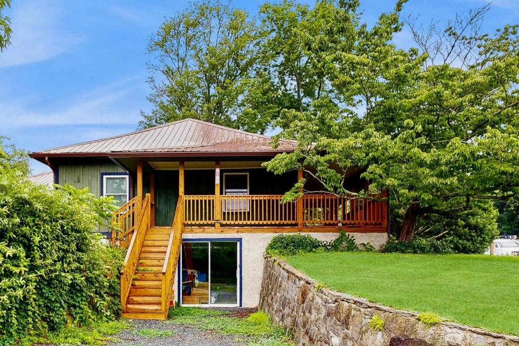 Horse Shoe House | Dog-friendly farm cottage with patio walk to dining & Ecusta Trail ac
