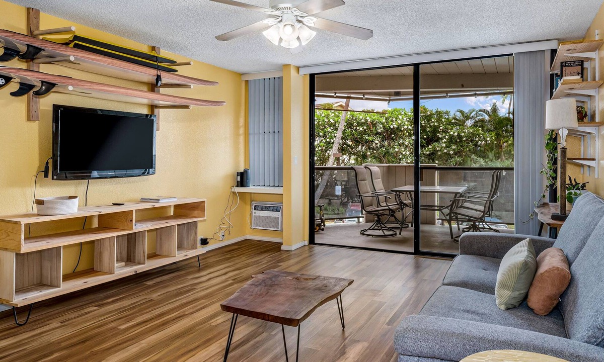 Historic Kailua Village Condo | Dog-friendly island gem with balcony, shared pool/hot tub, & beach access nearby