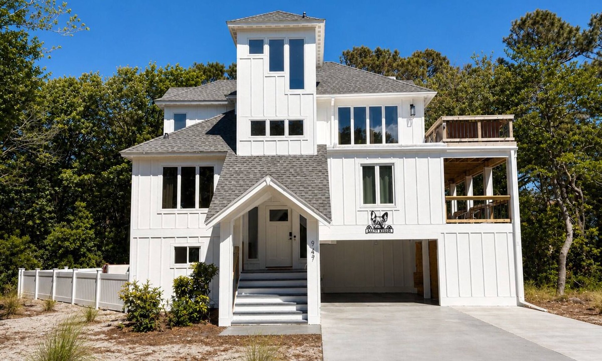 Monteray Shores House | Dog Friendly semi sound front beach-home with pool &hot tub 5min walk to beach