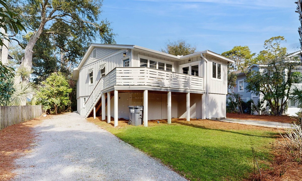 Folly Field House | Dog & Snowbird-Friendly Gem - AC, WiFi & Boat Parking, Walk to Folly Field Beach