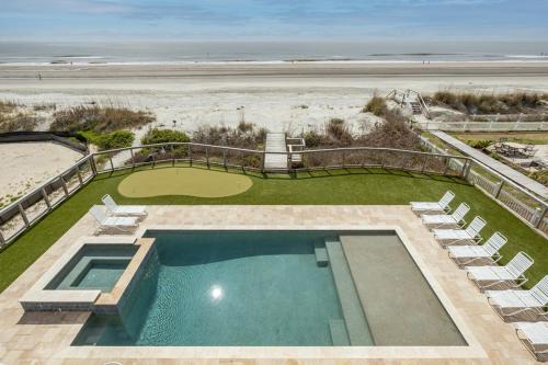 Isle of Palms House | 'Dolphin Manor' OCEAN FRONT, PRIVATE POOL, HOT TUB, PUTTING GREEN!