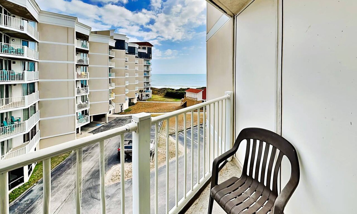 Sneads Ferry Condo | Dolphin's Den | Ocean Views + Community Pools