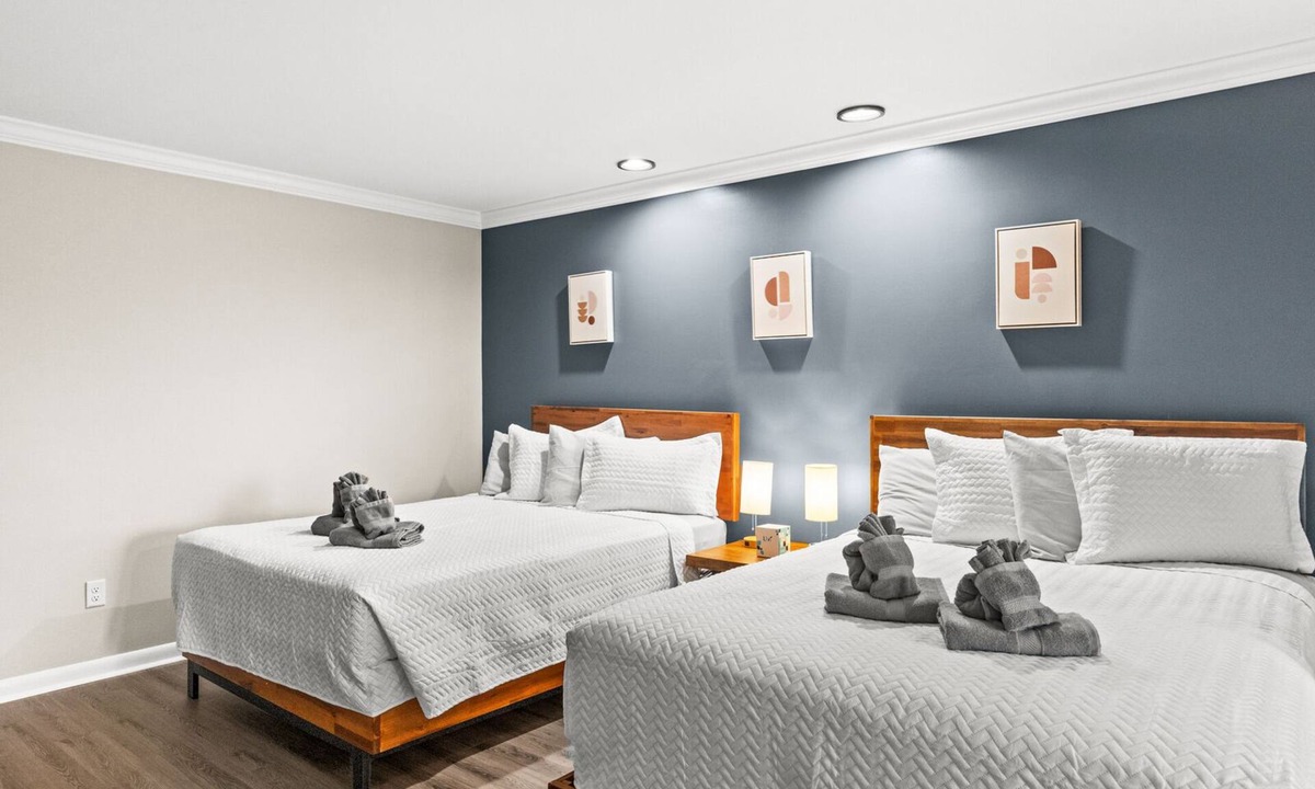 Carolina Beach Hotel | Double Queen Room Hotel- 2 Pools, Near Beach/Boardwalk, No Pets Allowed