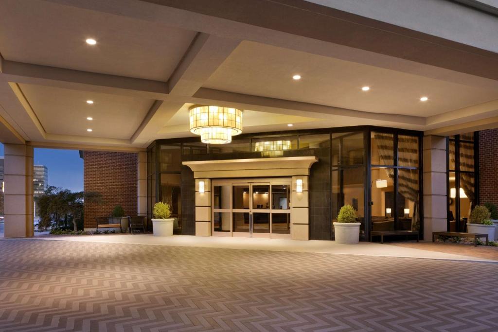 McLean Hotel | DoubleTree by Hilton McLean Tysons