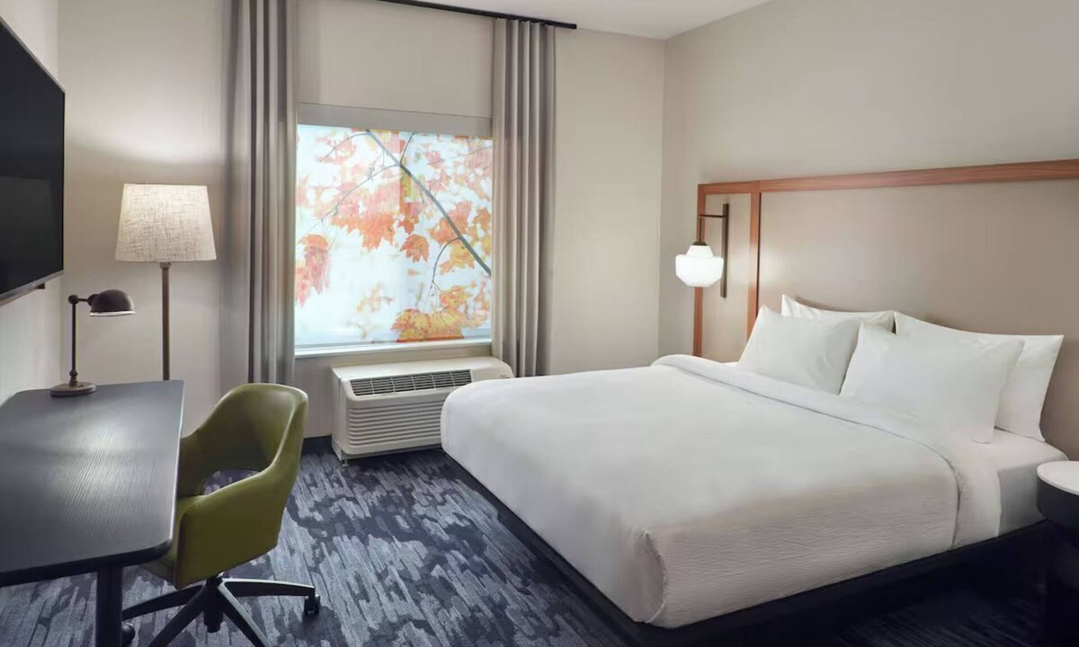 Athens Hotel | Downtown Athens King Room Breakfast, Pool & Gym