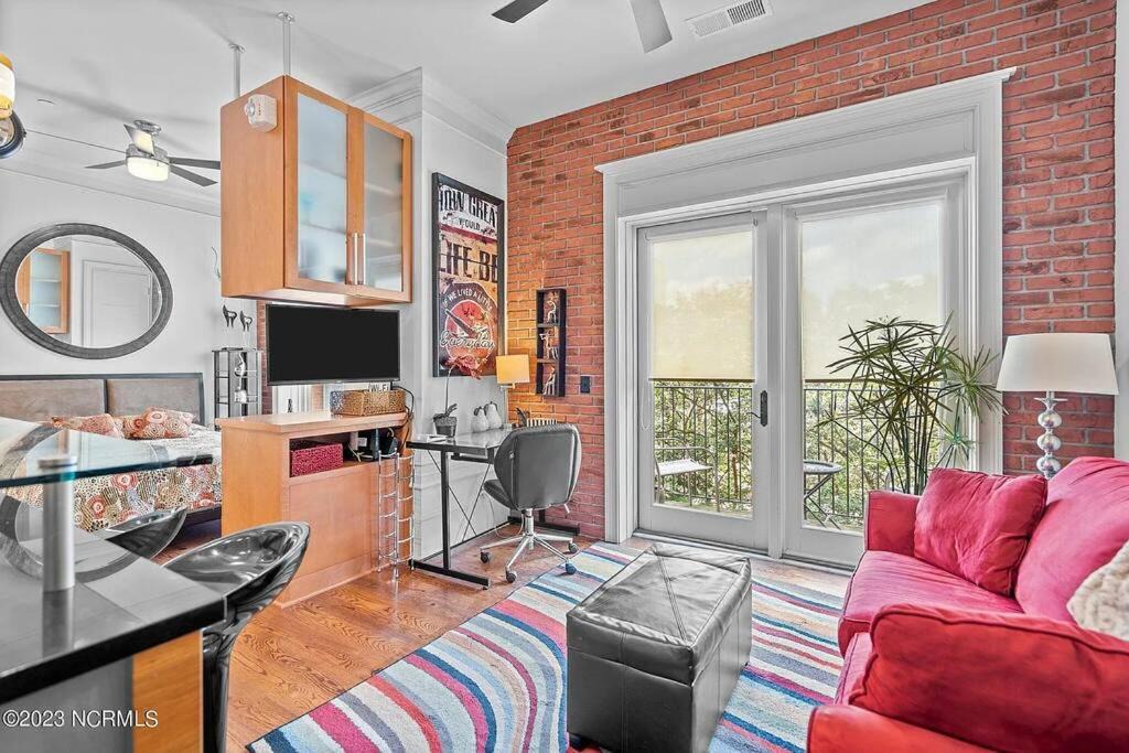 Downtown Wilmington Apartment | Downtown Condo*Balcony*River*Pet Friendly*Beach