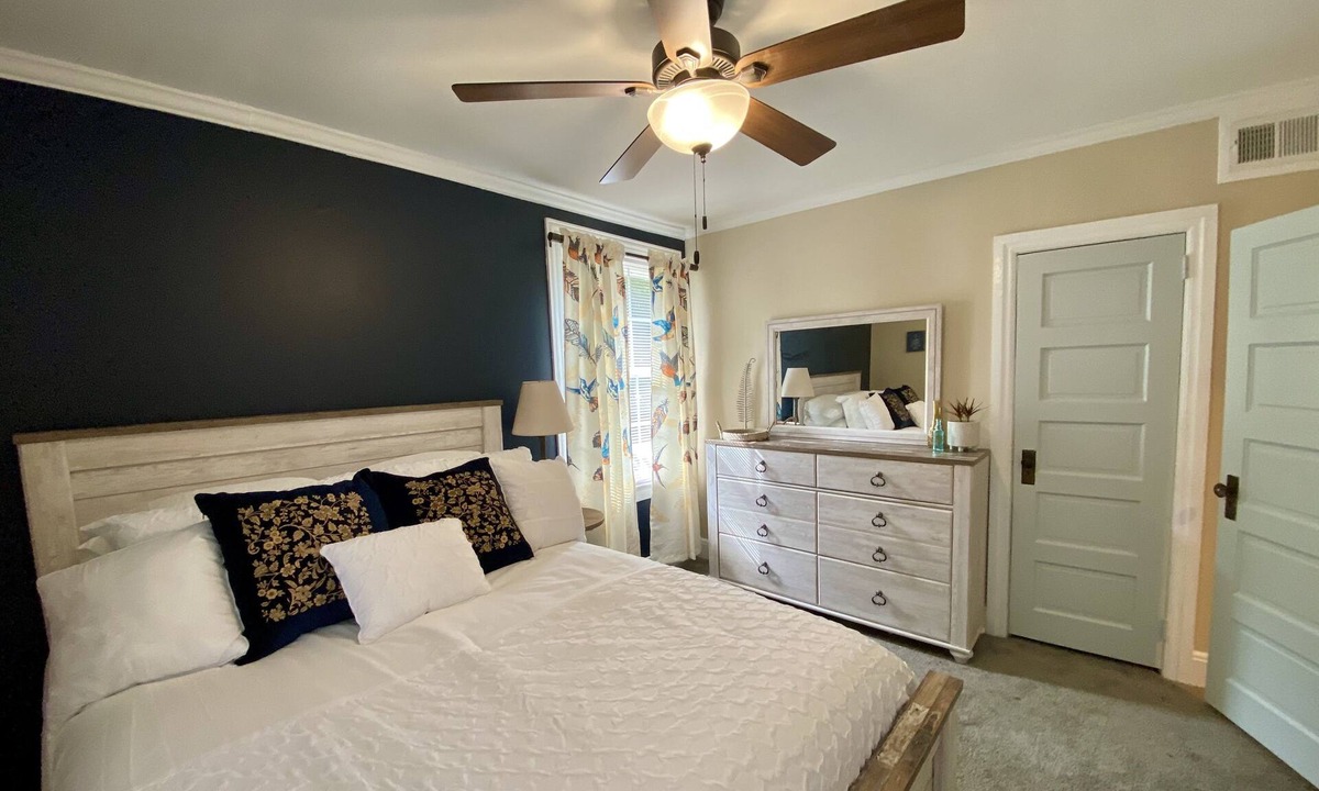 Hartsville Cottage | Downtown Cozy Cottage Family Retreat