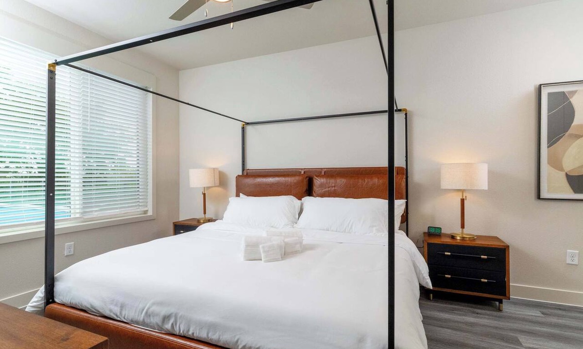 Fort Worth Apartment | Downtown FTW Views Apartment Building King Bed