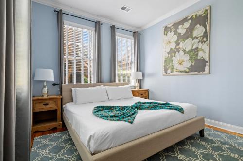 Downtown Charleston House | Downtown Grill Sleeps 6 Steps from King St