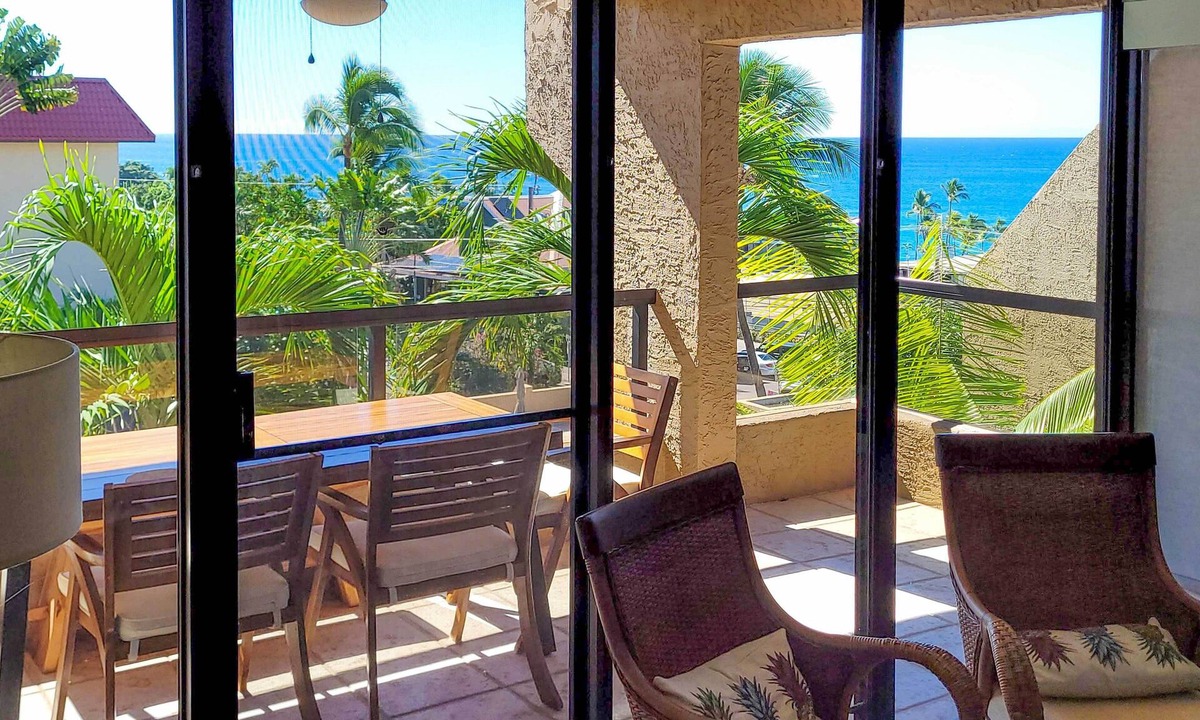 Historic Kailua Village Condo | Downtown Kona Condo w/Pool Access: Walk to Beach!