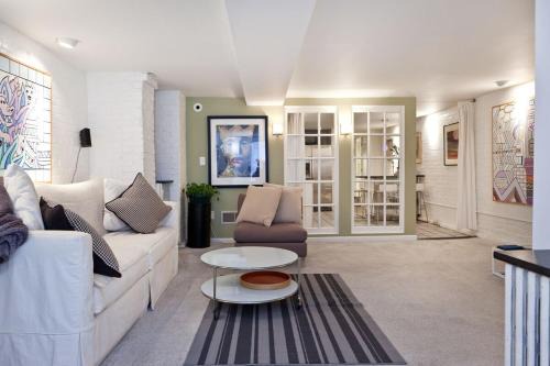 Mount Vernon Square Apartment | Downtown Large Apartment Guest Suite